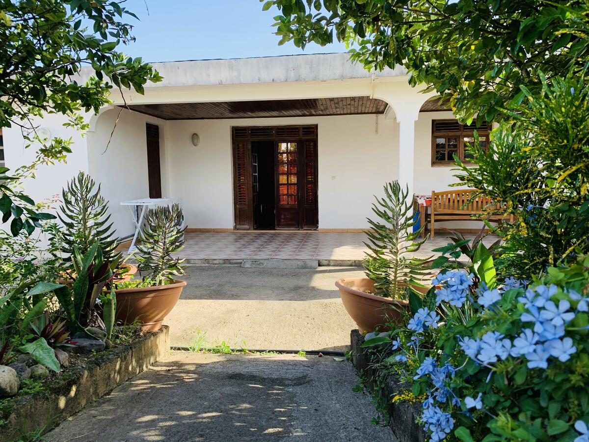 Entrée de la maison et jardin fleuri