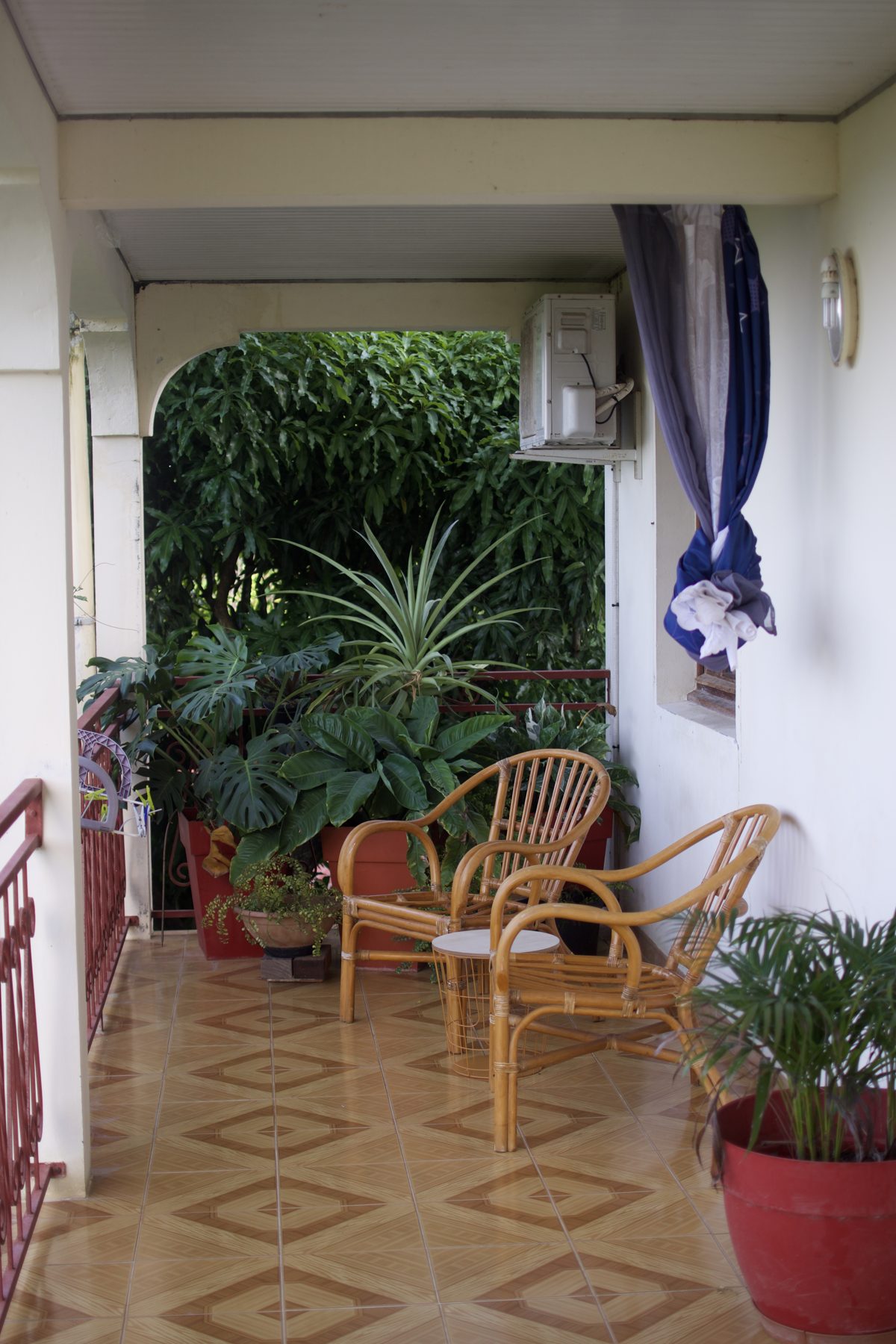 Terrasse fleurie devant la chambre Mango