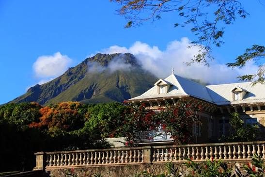 La Montagne Pelée derrière une maison créole