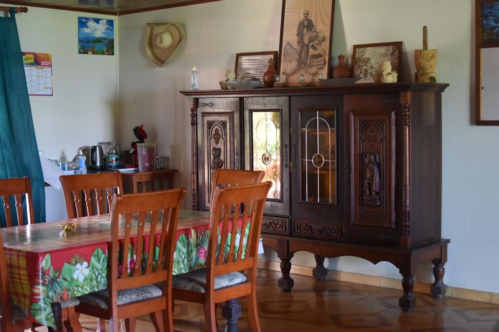 Salle à manger créole avec buffet ancien