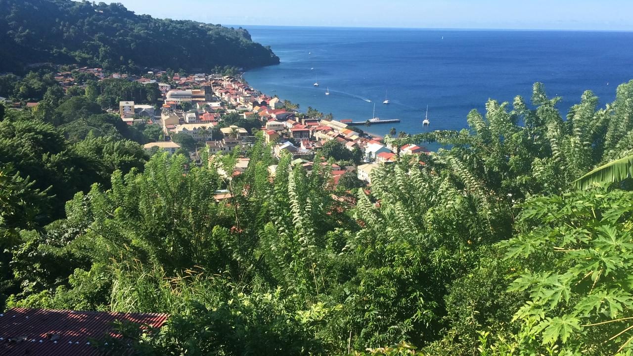 Vue sur la baie de Saint-Pierre et la mer des Caraïbes depuis Le Kapokier